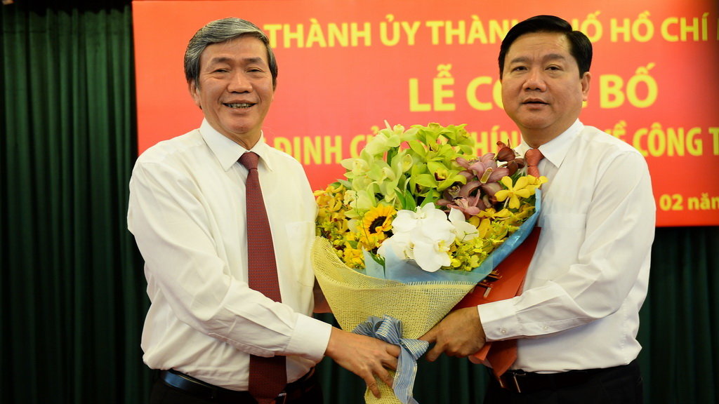 Ông Đinh La Thăng nhận quyết định từ ông Phạm Minh Chính - Ảnh: Thuận Thắng