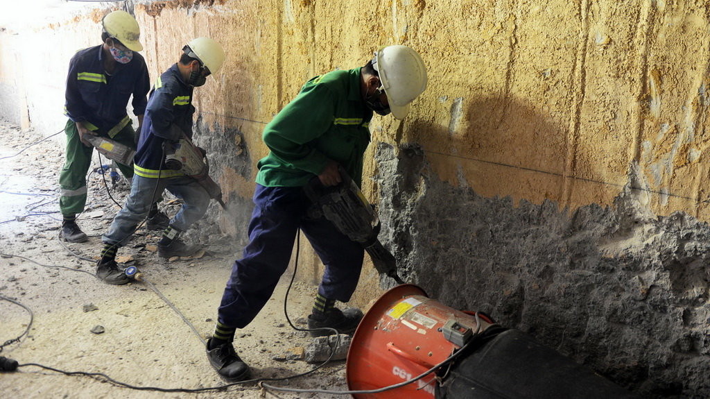 Các công nhân đang khẩn trương thi công trong tầng ngầm đầu tiên của ga nhà hát TP - Ảnh: Hữu Khoa