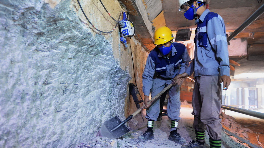 Các công nhân đang khẩn trương thi công trong tầng ngầm đầu tiên của ga nhà hát TP - Ảnh: Hữu Khoa