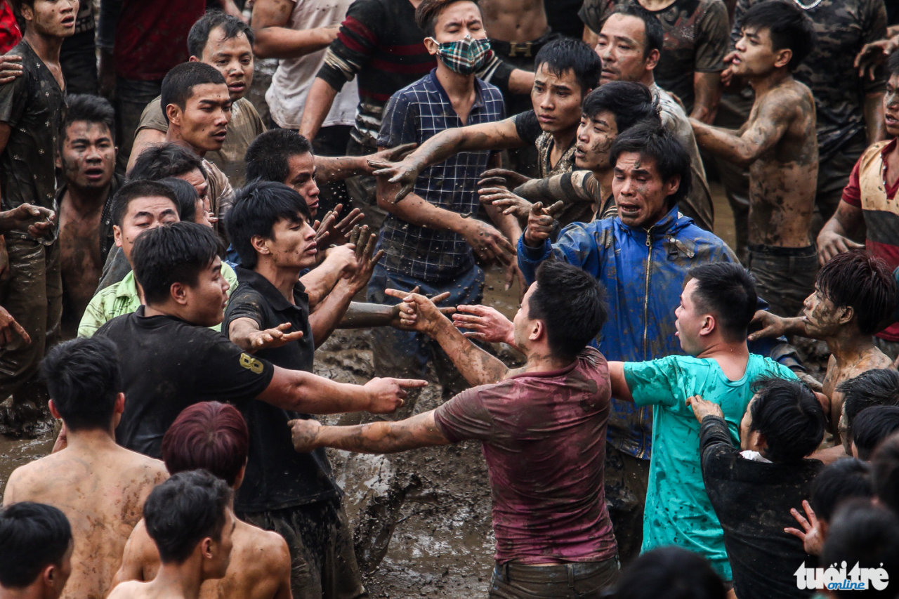 Mặc dù quả phết đã được mang đi nơi khác nhưng cảnh xô xát giữa các nhóm thanh niên vẫn còn tiếp diễn - Ảnh: Nguyễn Khánh