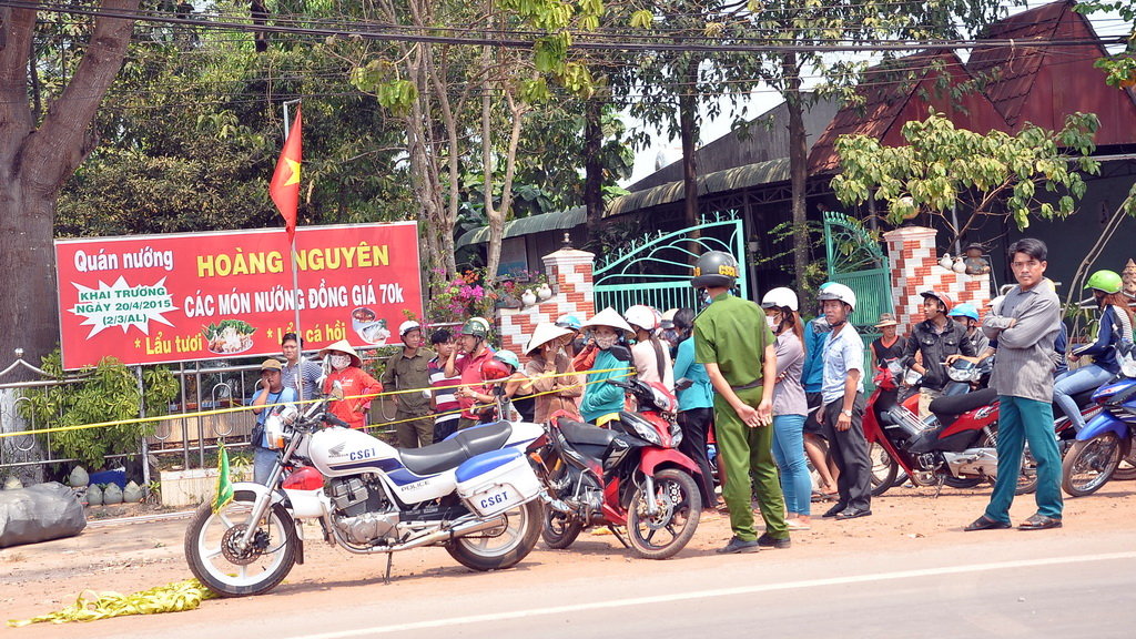 Cơ quan điều tra phong tỏa hiện trường để điều tra vụ án mạng - Ảnh: NHẤT NGUYÊN