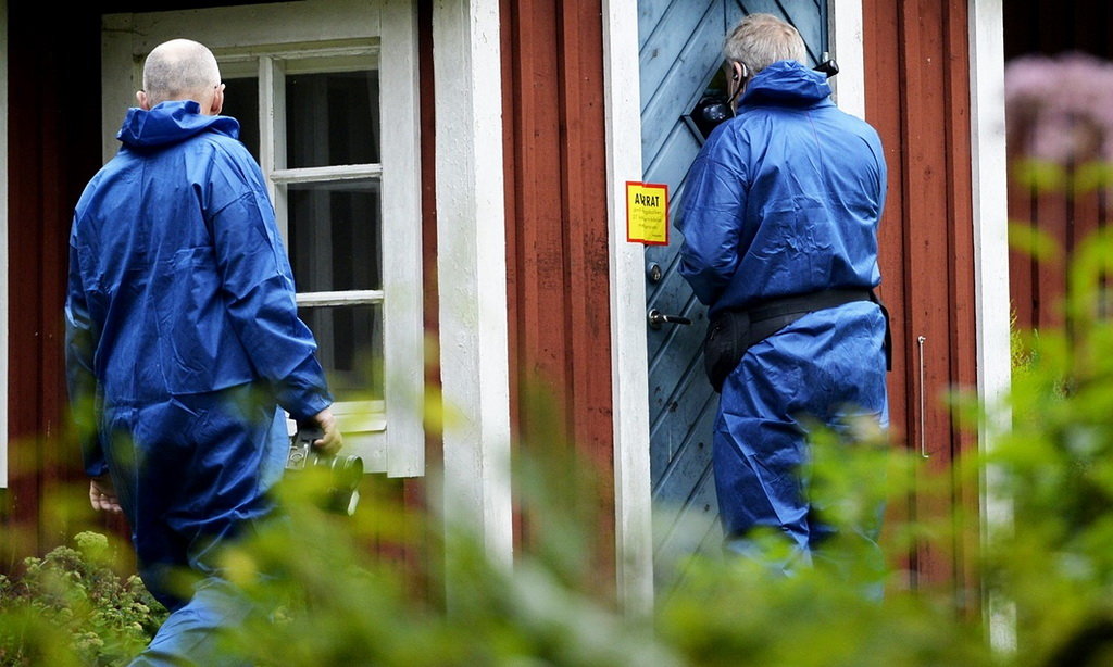 Các điều tra viên tại nơi Trenneborg giam giữ nạn nhân - Ảnh: Rex