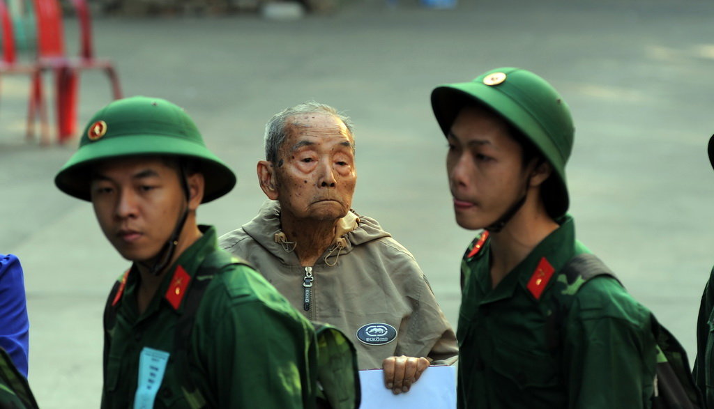 Một cụ bà tiễn đưa cháu lên đường nhập ngũ - Ảnh: Tự Trung
