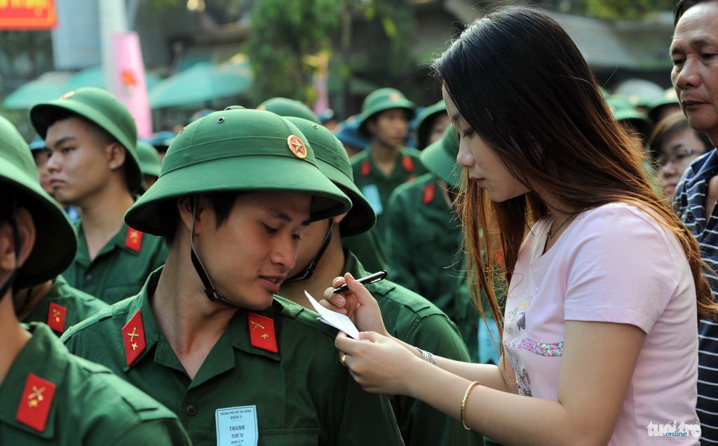 Chị Võ Hoàng Phương Quyên ghi vội những dòng dặn dò bạn trai Vũ Ngọc Bảo Duy lên đường nhập ngũ - Ảnh: Tự Trung