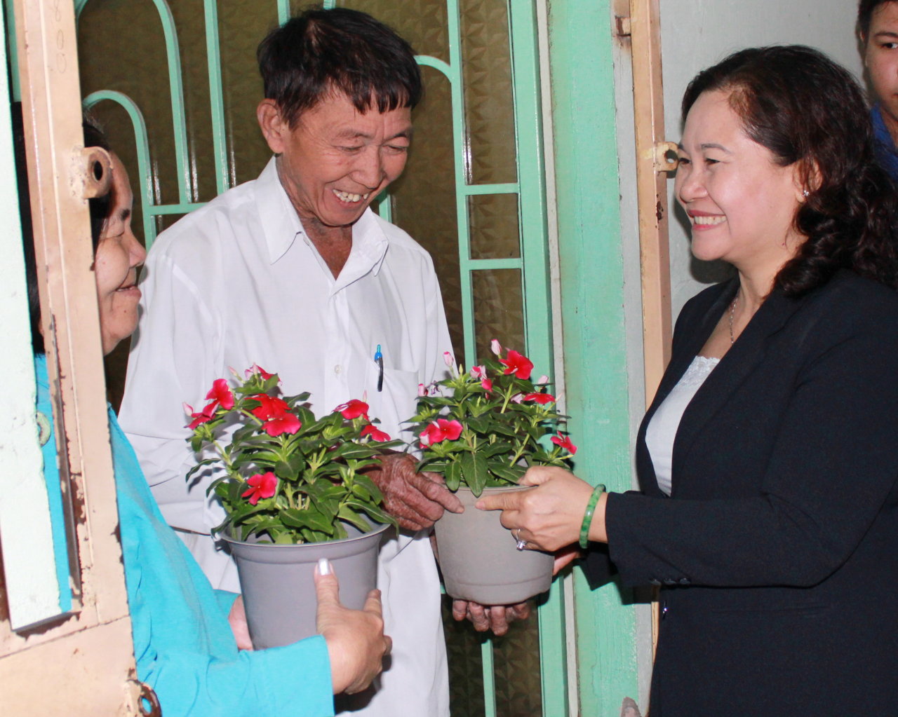 Trưởng ban Dân vận Thành ủy TP.HCM Nguyễn Thị Lệ (phải) tặng cây xanh để tạo thêm khoảng xanh cho các hộ dân - ẢNh: Q.L.