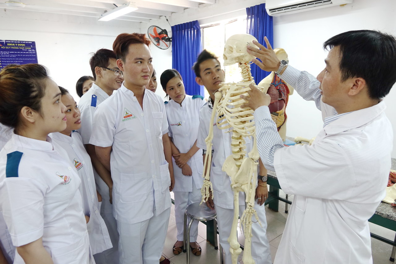 Một lớp thực hành trong phòng thí nghiệm của học sinh hệ trung cấp dược Trường CĐ Đại Việt Sài Gòn - Ảnh: Như Hùng