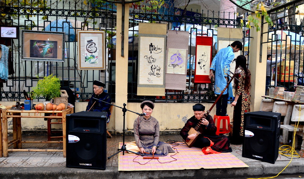 Các nghệ nhân hát ca trù tại hội chợ sách - Ảnh: Phạm Tô Chiêm