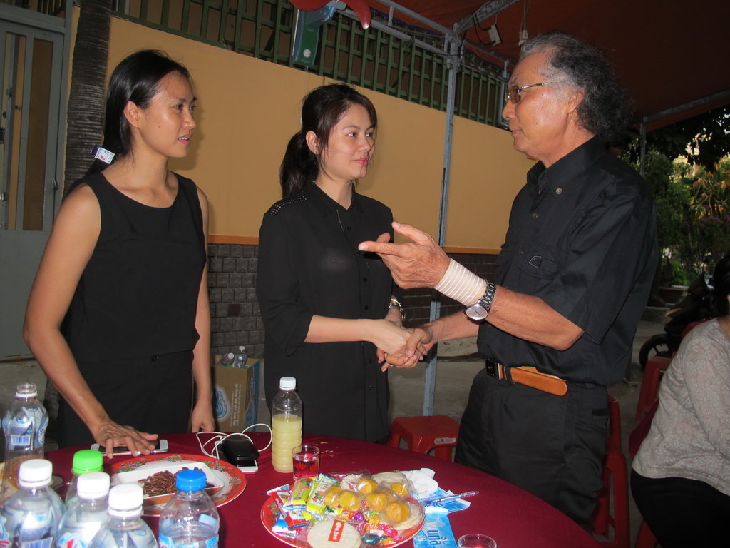 Từ trái qua: Diễn viên Như Phúc, Huệ Minh và ông Việt Hùng trong lễ tang đạo diễn Châu Huế - Ảnh: H.Lê