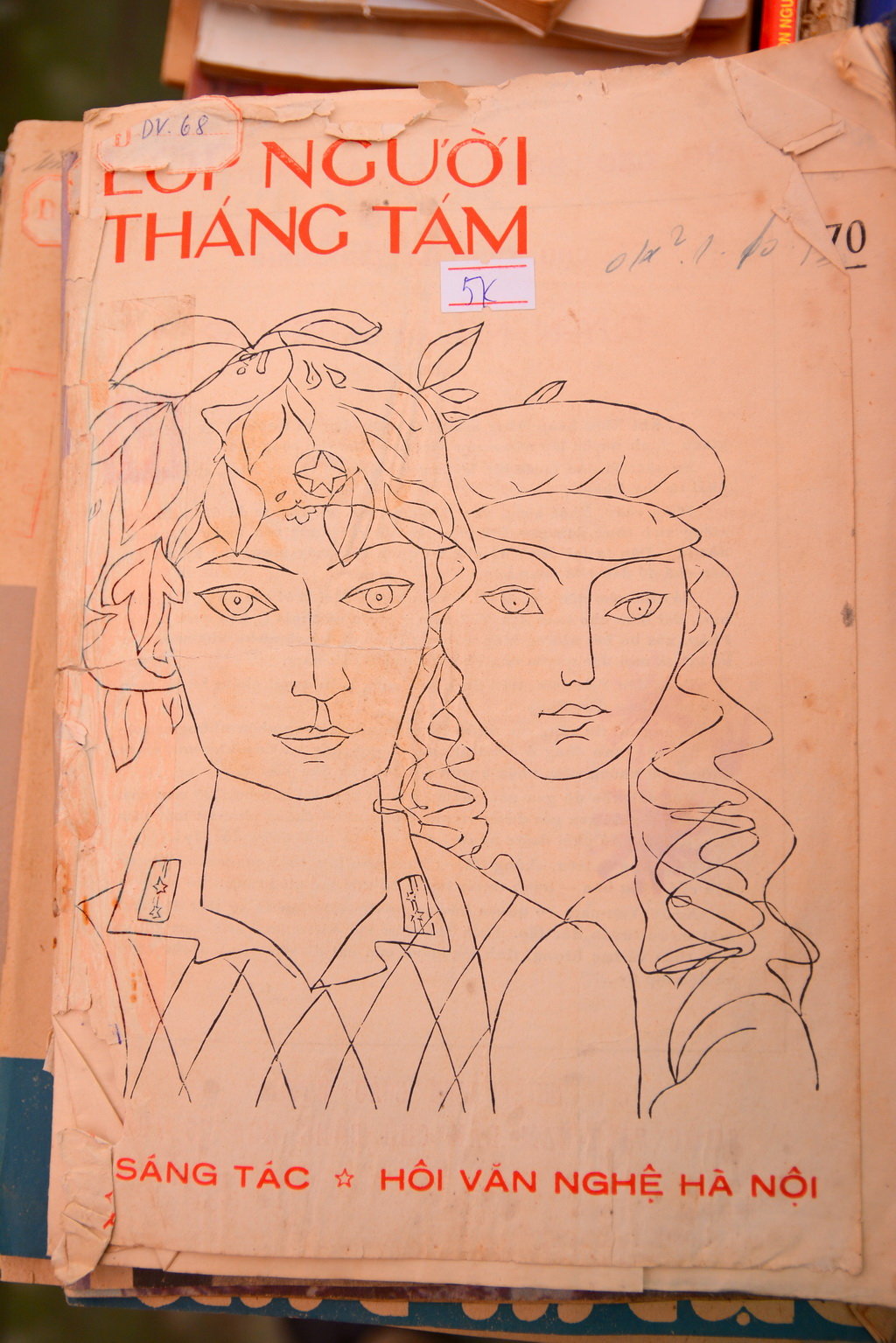 Một ấn phẩm khá đẹp, bìa của họa sĩ Lư u Công Nhân - Ảnh: Phạm Tô Chiêm