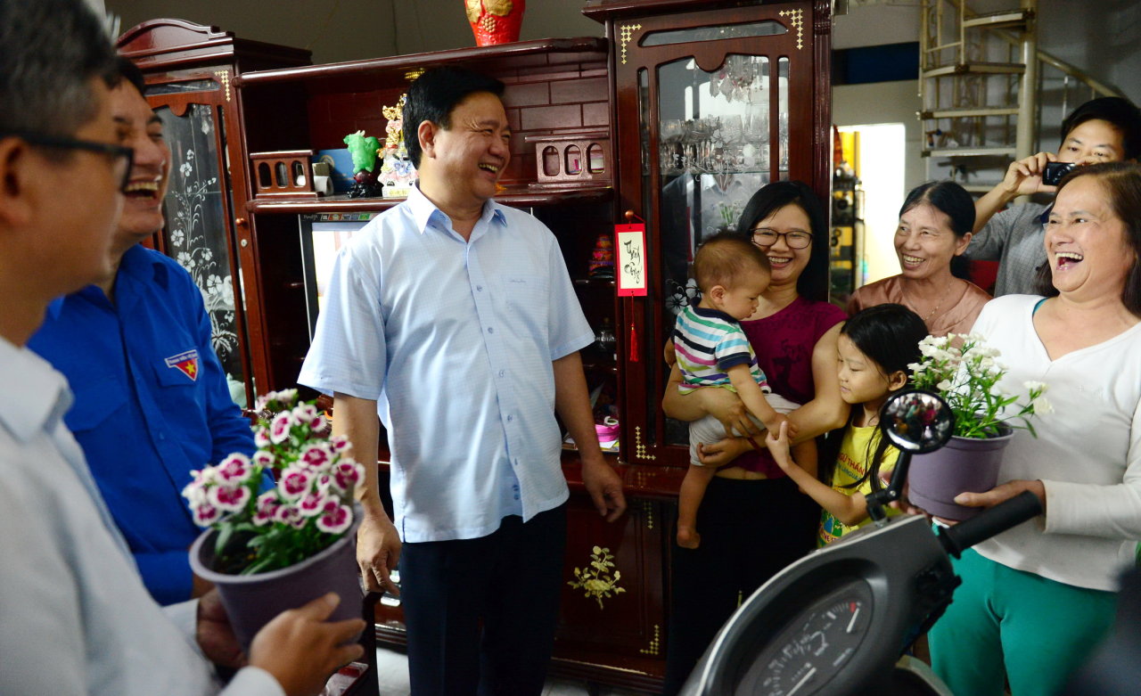 Bí thư Thành ủy Đinh La Thăng đến thăm hỏi và tặng cây xanh cho một số hộ dân tại P.Thảo Điền (Q.2) - Ảnh: QUANG ĐỊNH