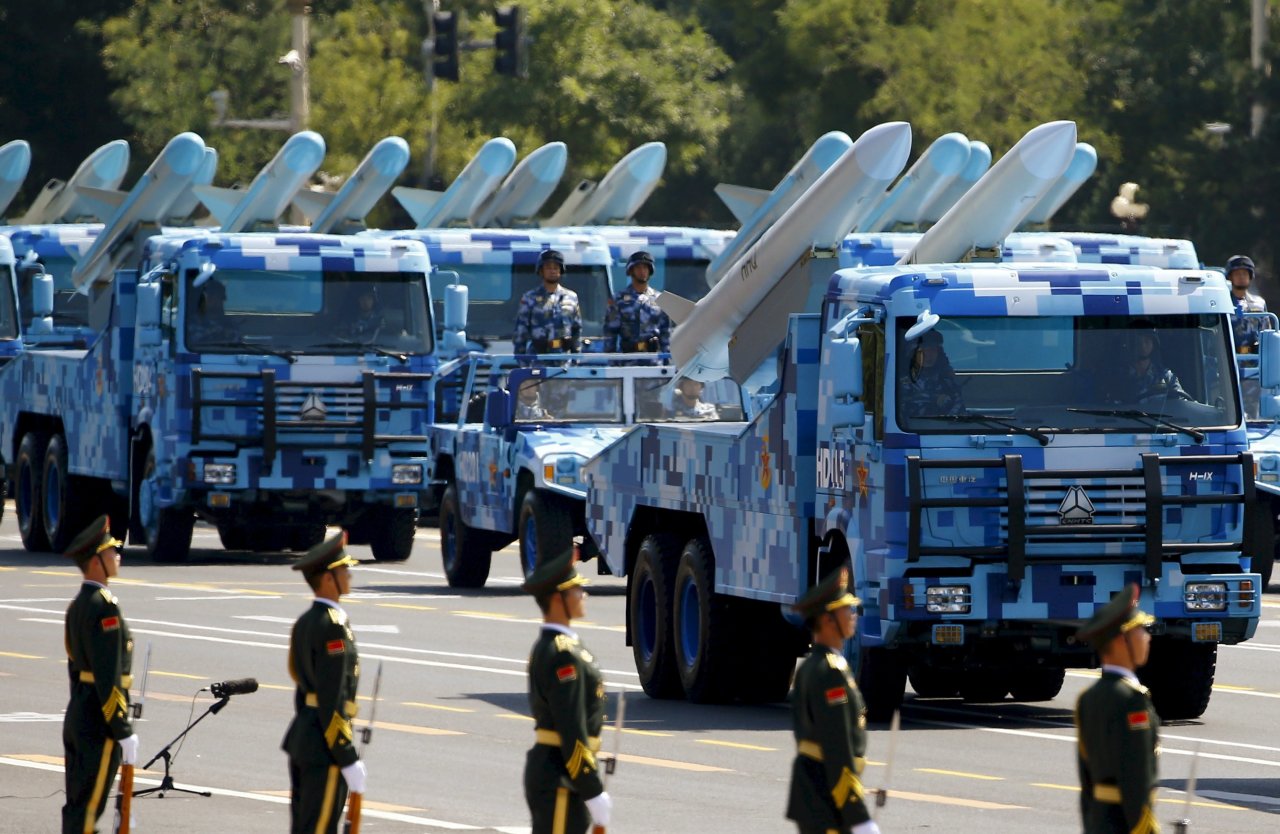 Tên lửa hạm đối không của Trung Quốc trong buổi duyệt binh tháng 9-2015 (Ảnh: Reuters)
