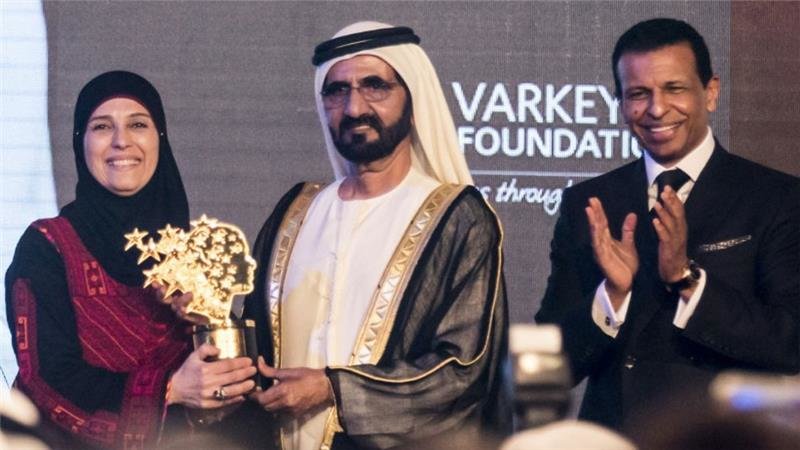 Cô giáo Hroub nhận giải thưởng Varkey Foundation ngày 13-3 - Ảnh: Aljazeera