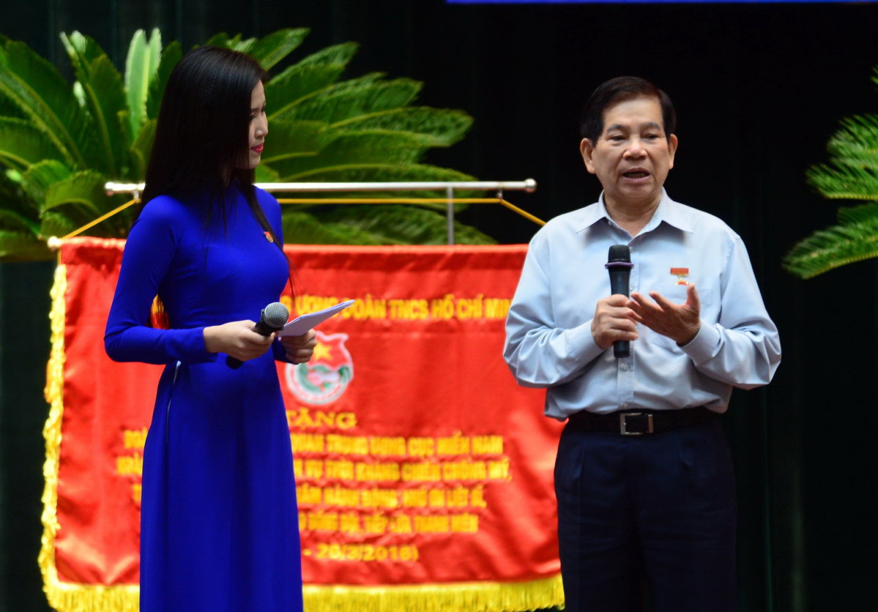Nguyên Chủ tịch nước Nguyễn Minh Triết trò chuyên và 