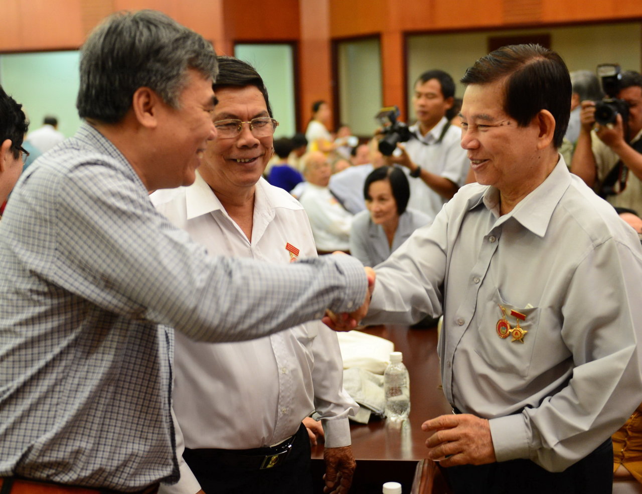 Nguyên Chủ tịch nước Nguyễn Minh Triết (phải) và các cựu đoàn viên vui mừng trong ngày gặp lại - Ảnh: QUANG ĐỊNH