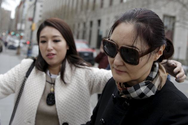 Bà Julia Vivi Wang bước ra khỏi tòa án Manhattan ở New York ngày 18-3 - Ảnh: Reuters