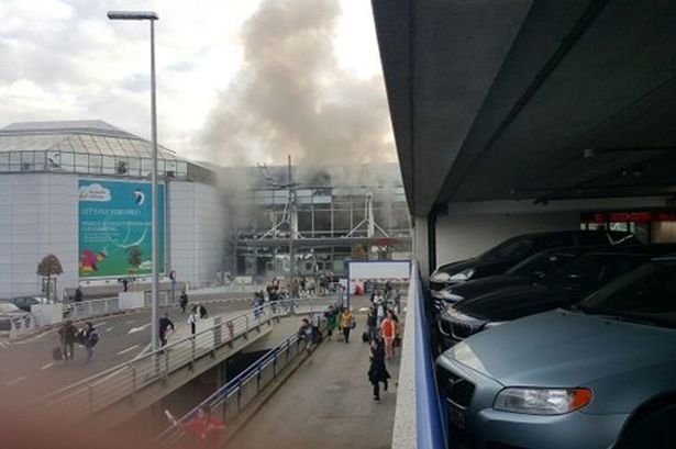 Hình ảnh từ video lan truyền trên mạng xã hội cho thấy khói bốc lên từ tòa nhà sân bay. Ảnh: Danny Slangewal/YouTube