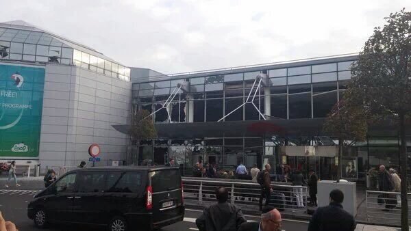 Nhà ga sân bay Brussels bị hư hại sau vụ nổ. Ảnh: Anna Ahronheim/Twitter