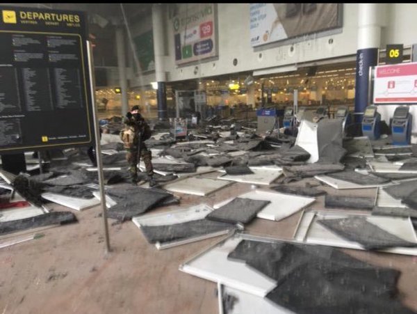 Hình ảnh trên mạng xã hội cho thấy cảnh tan hoang ở sảnh đi sân bay Brussels sau vụ nổ. Ảnh: Tim Gemers/Twitter