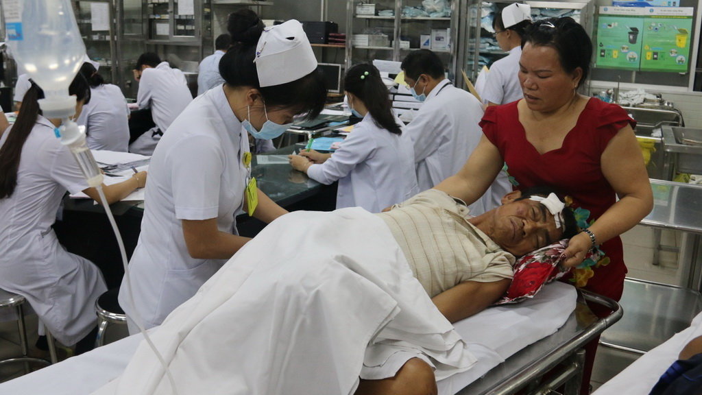 Ông Huỳnh Văn Nén đang được cấp cứu tại bệnh viện - Ảnh: Tiến Long