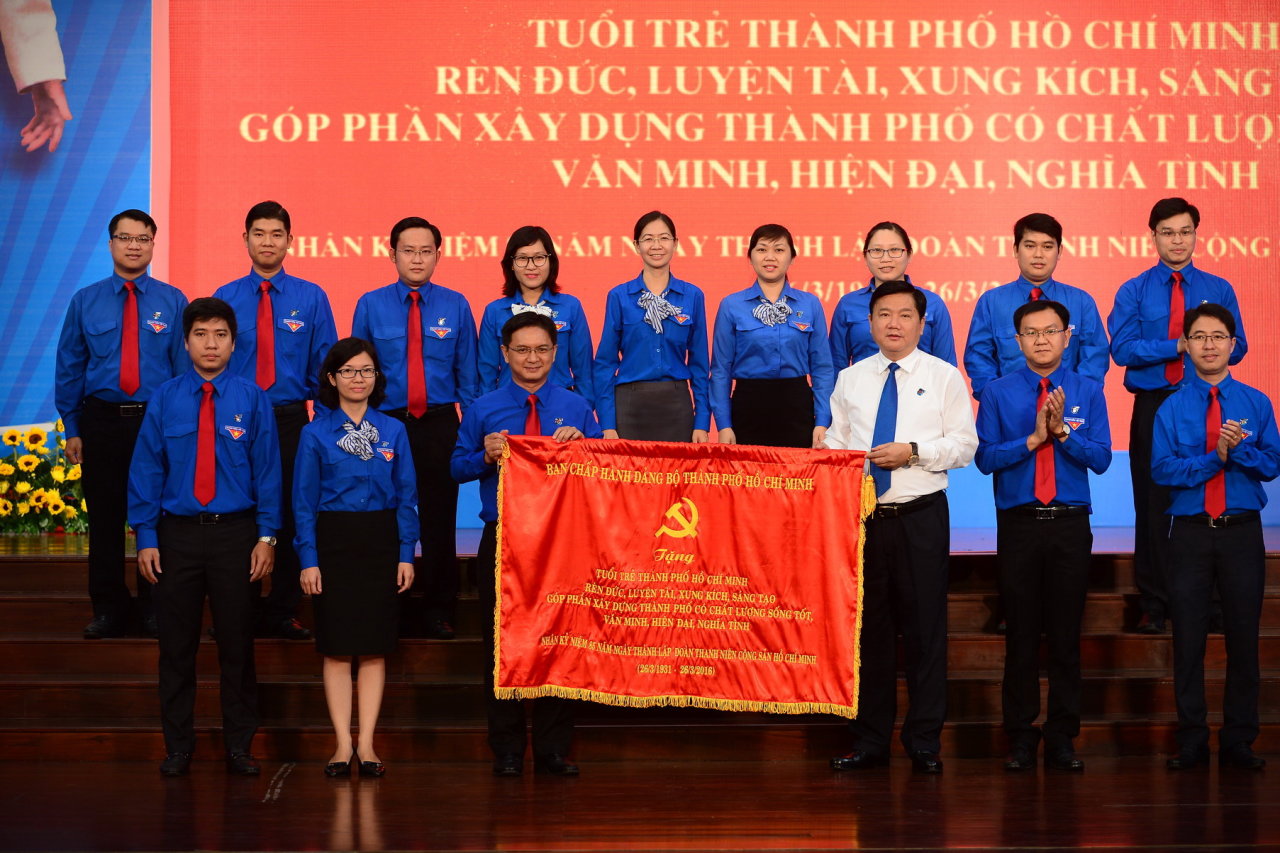 Bí thư Thành ủy Đinh La Thăng trao bức trướng của lãnh đạo TP tặng đoàn viên, thanh niên và tổ chức Đoàn TP - Ảnh: Quang Định