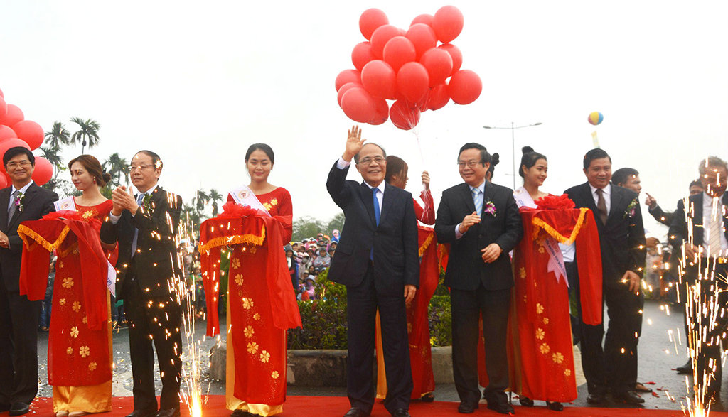 Chủ tịch Quốc hội cùng lãnh đạo tỉnh Quảng Nam cắt băng khánh thành - Ảnh: Thanh Ba
