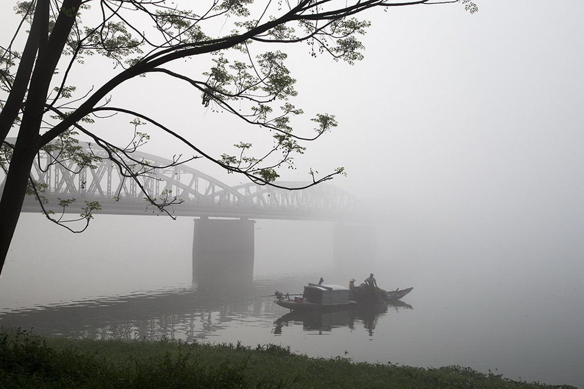 Sương mù giăng phủ sông Hương - Ảnh: Ngọc Thạch