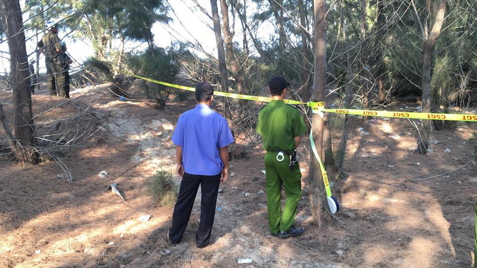 Lực lượng chức năng tại hiện trường nơi nghi can khai chôn xác nạn nhân - Ảnh: Nguyễn Nam