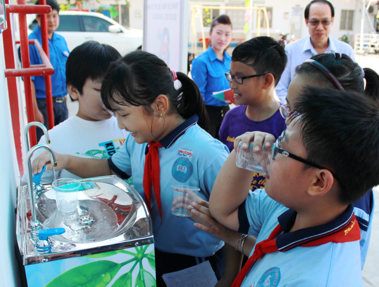 Trụ nước uống tại vòi được các bạn trẻ Tổng công ty cấp nước Sài Gòn tặng thiếu nhi Q.Bình Thạnh - Ảnh: Q.L.
