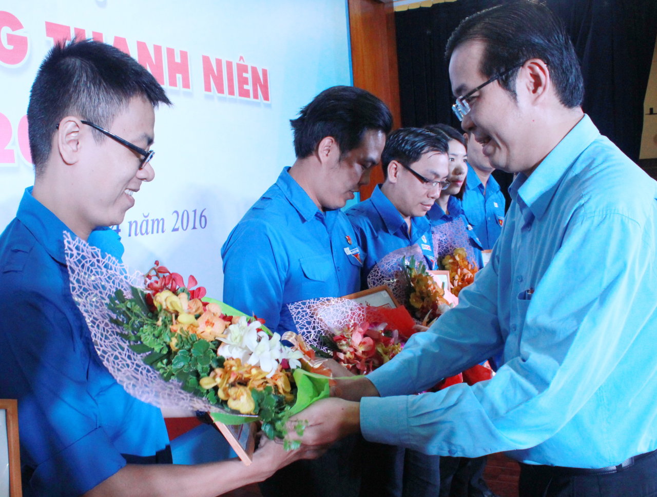Phó trưởng ban Tuyên giáo Thành ủy TP.HCM Lê Văn Minh trao khen thưởng cho các đơn vị hoạt động xuất sắc Tháng thanh niên 2016 - Ảnh: Q.L.