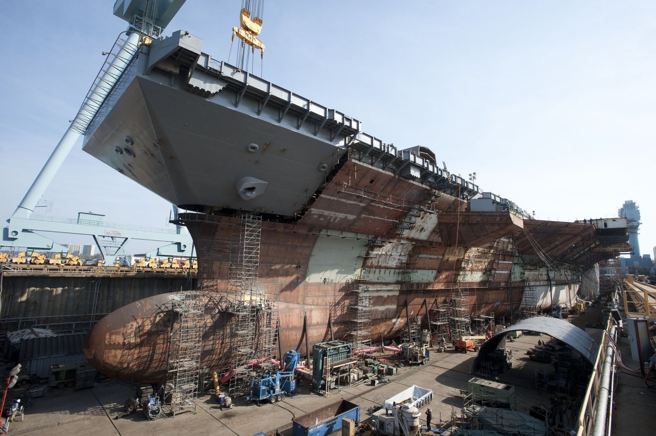 Các công nhân đang hoàn thành chiếc USS Gerald R. Ford - Ảnh: Newport News
