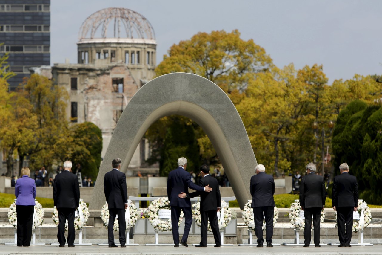 Các ngoại trưởng G7 đặt vòng hoa tại công viên tưởng niệm hòa bình ở Hiroshima - Ảnh: Reuters
