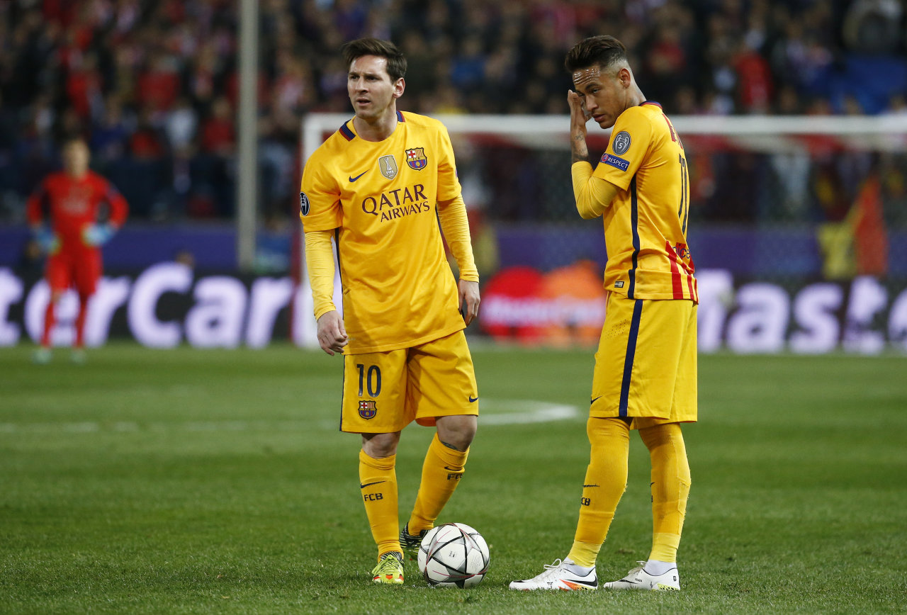 Gương mặt thất vọng của Messi và Neymar trong trận thua Ateltico. Ảnh: Reuters