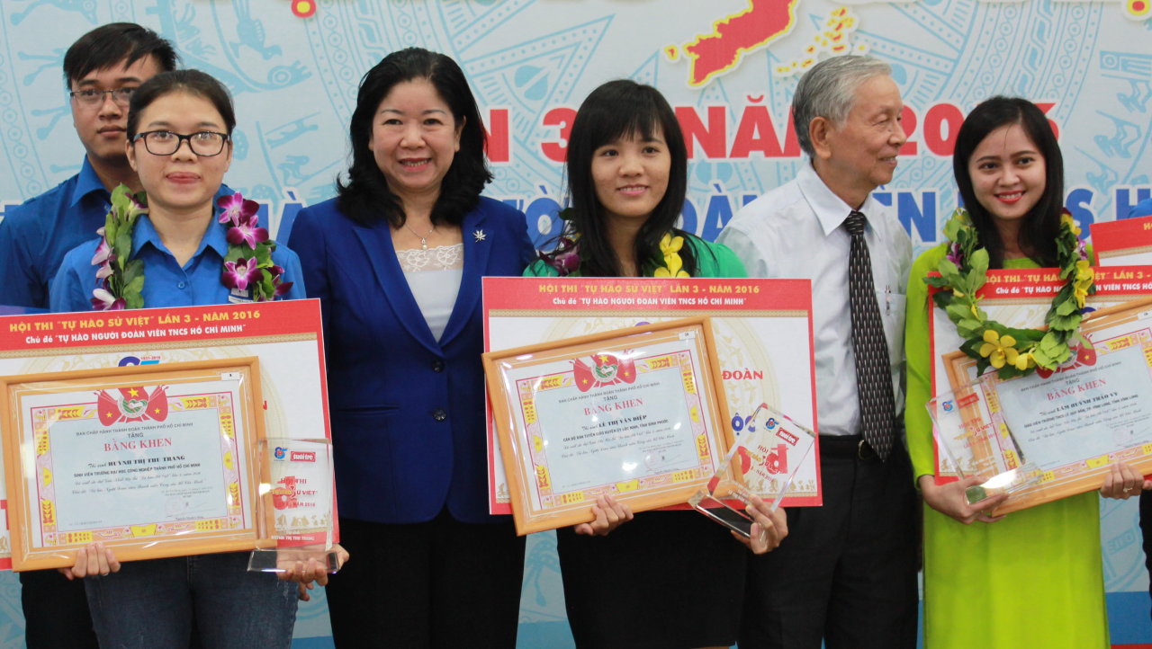 Huỳnh Thị Thu Trang, Lê Thị Vân Diệp và Lâm Huỳnh Thảo Vy (từ trái qua, cầm bằng khen) là ba thí sinh đoạt giải cao nhất chung cuộc của hội thi - Ảnh: Q.L.