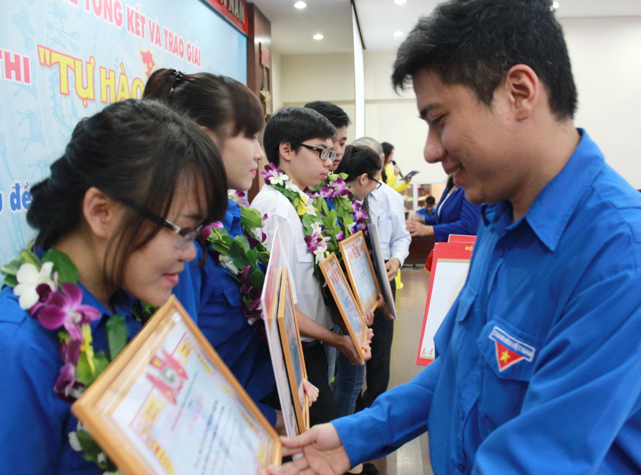 Phó bí thư Thành đoàn TP.HCM Nguyễn Việt Quế Sơn (phải) trao giải cho các thí sinh đoạt giải chung cuộc - Ảnh: Q.L.