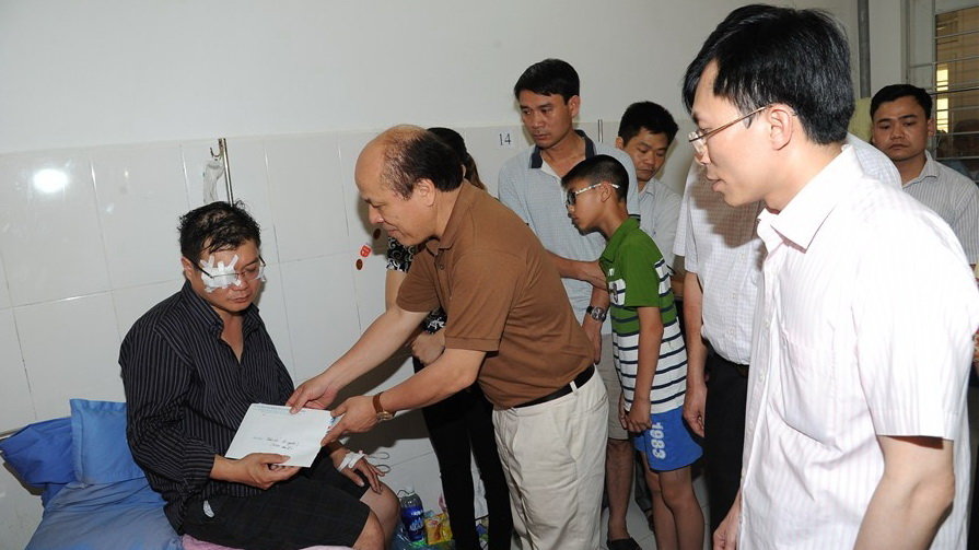 Lãnh đạo Thành ủy, UBND TP Cao Bằng thăm hỏi, động viên và trao 21 triệu đồng tiền hỗ trợ cho anh Nguyễn Hữu Đức
