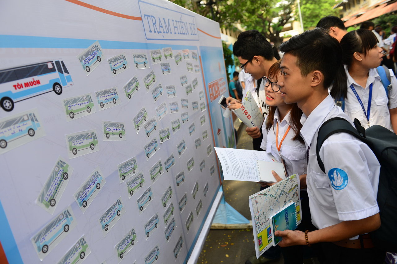 Sinh viên cùng hiến kế để thay đổi bộ mặt xe buýt TP.HCM - Ảnh: Quang Định