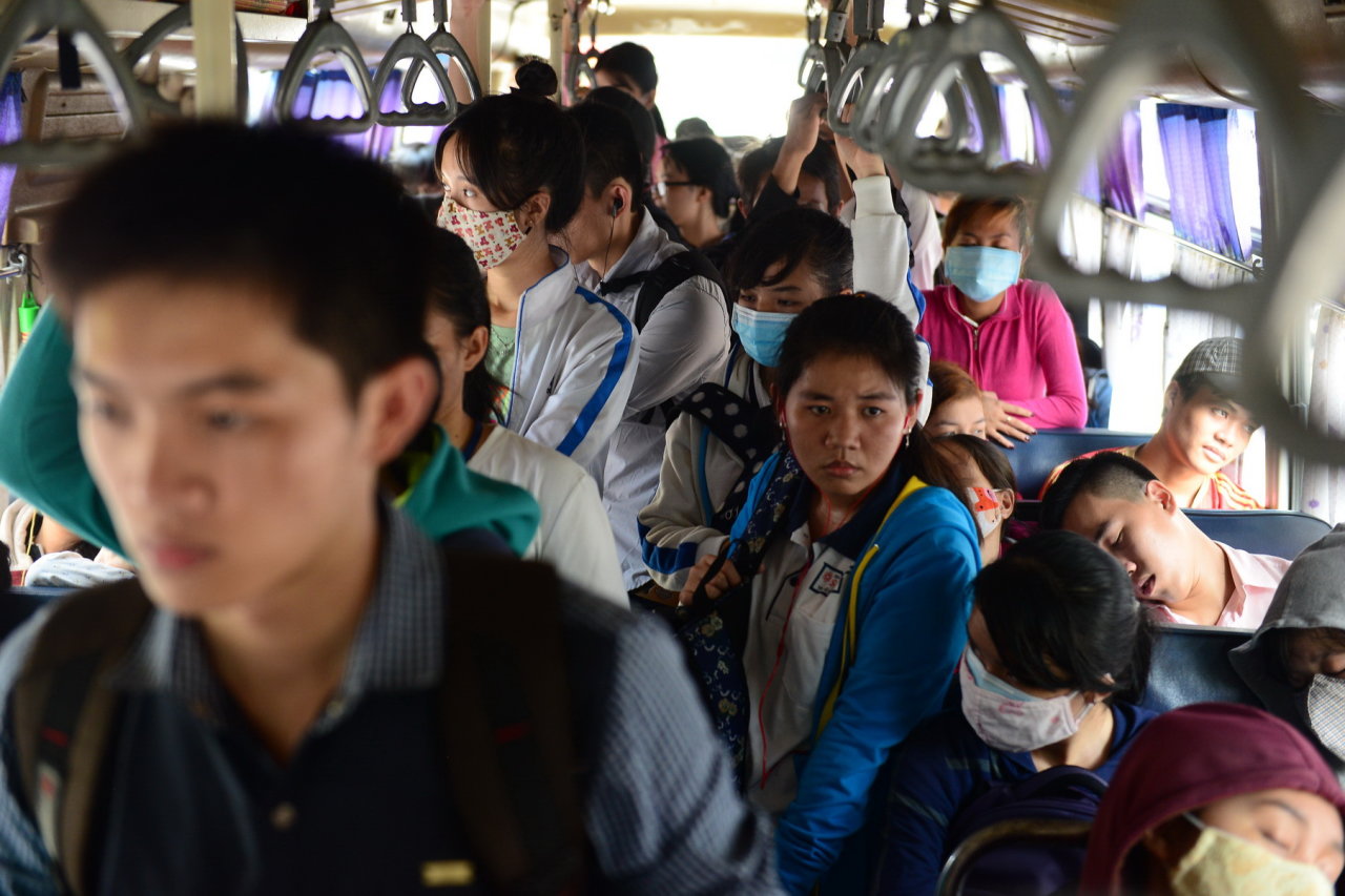 Hình ảnh dễ thấy về thực trạng xe buýt sinh viên của TP vào những giờ cao điểm - Ảnh: Quang Định