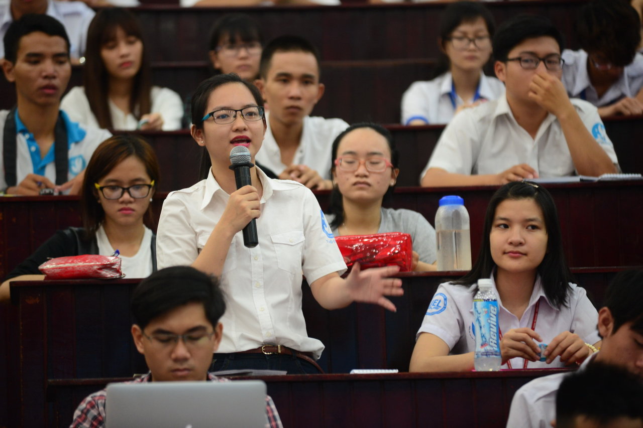 Sinh viên Phùng Thị Diệu Dương (ĐH Kinh tế - luật, ĐH Quốc gia TP.HCM) phát biểu tại buổi gặp - Ảnh: Quang Định