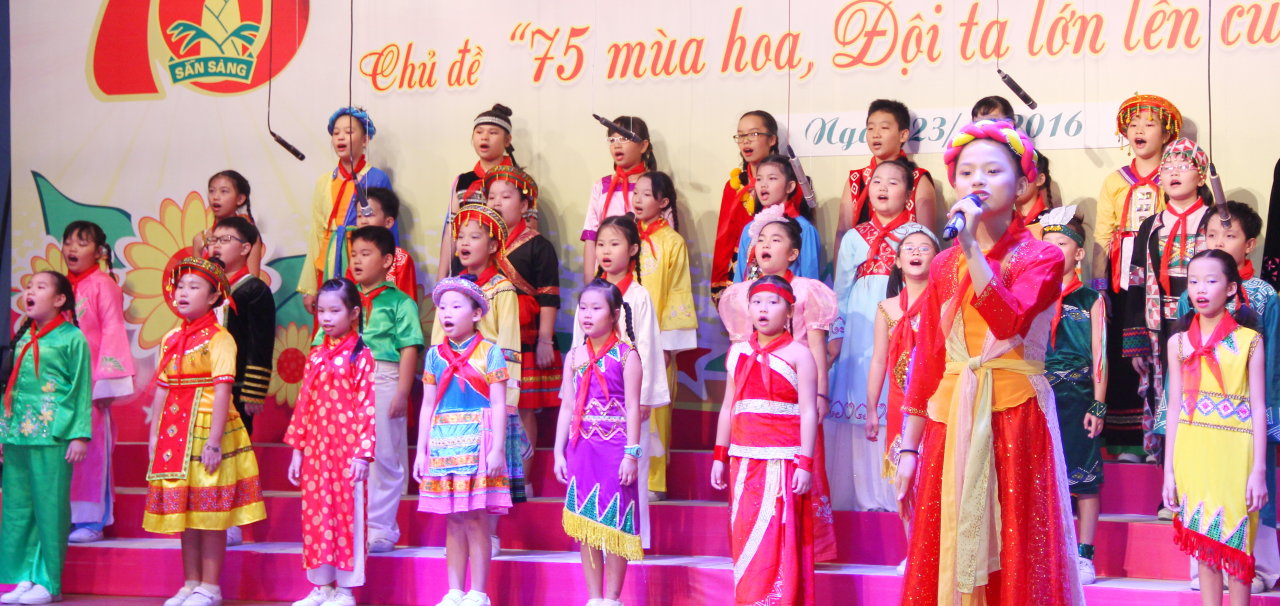 Tiết mục có trang phục đẹp nhất của Trường tiểu học Tô Vĩnh Diện (Q.Bình Thạnh) dự liên hoan - Ảnh: Q.NG.
