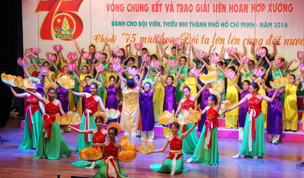 Trường THCS Lê Anh Xuân (Q.11) đoạt giải cao nhất bàng THCS và hòa âm xuất sắc - Ảnh: Q.NG.