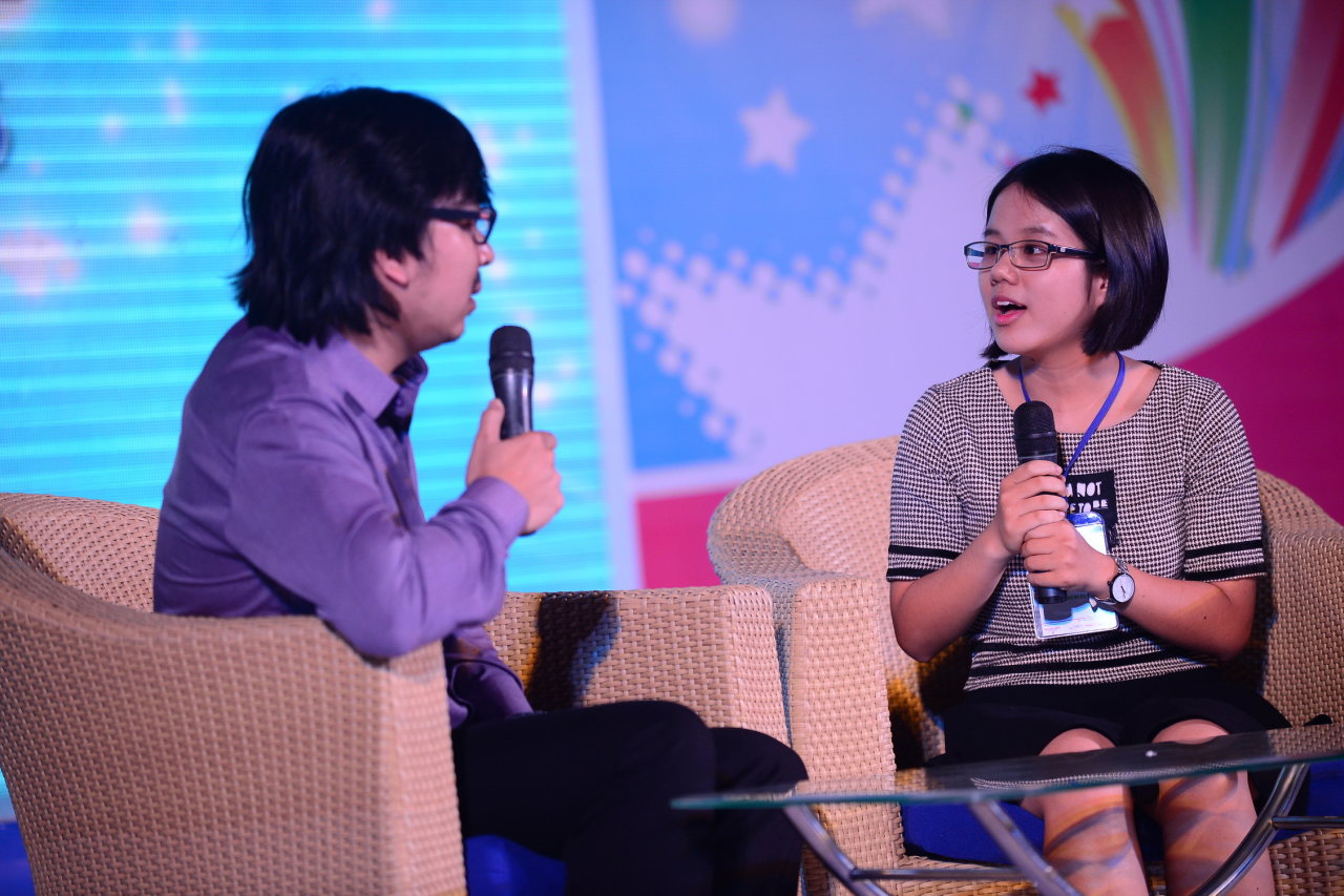 Thí sinh Lê Ngọc Minh Châu trò chuyện cùng khách mời trong phần thi 