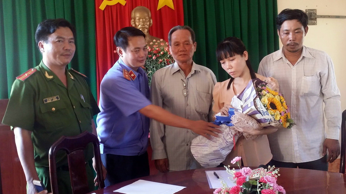 Viện KSND huyện Nhơn Trạch tặng hoa, xin lỗi bà Ngọc - Ảnh: Hà Mi