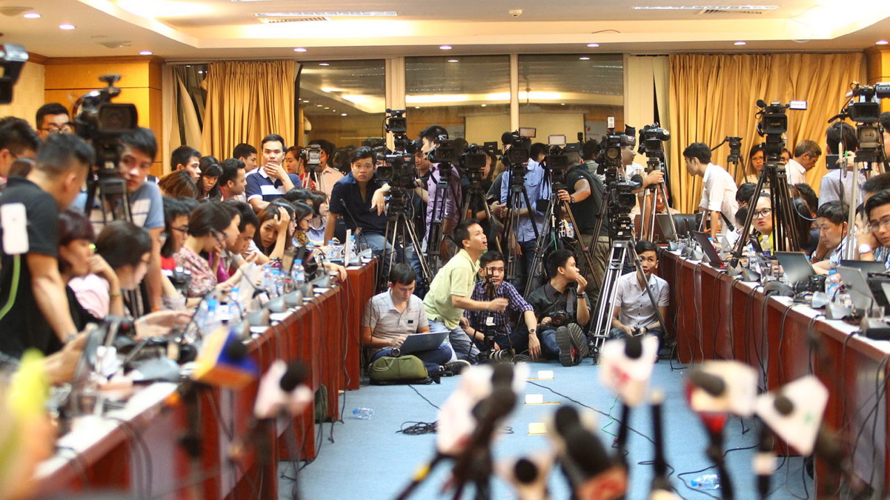 Rất đông phóng viên đã có mặt tại buổi họp báo, cho tới thời điểm này, buổi họp báo đã bị trễ gần 1 tiếng nhưng chỉ diễn ra vỏn vẹn 10 phút - Ảnh: Nguyễn Khánh