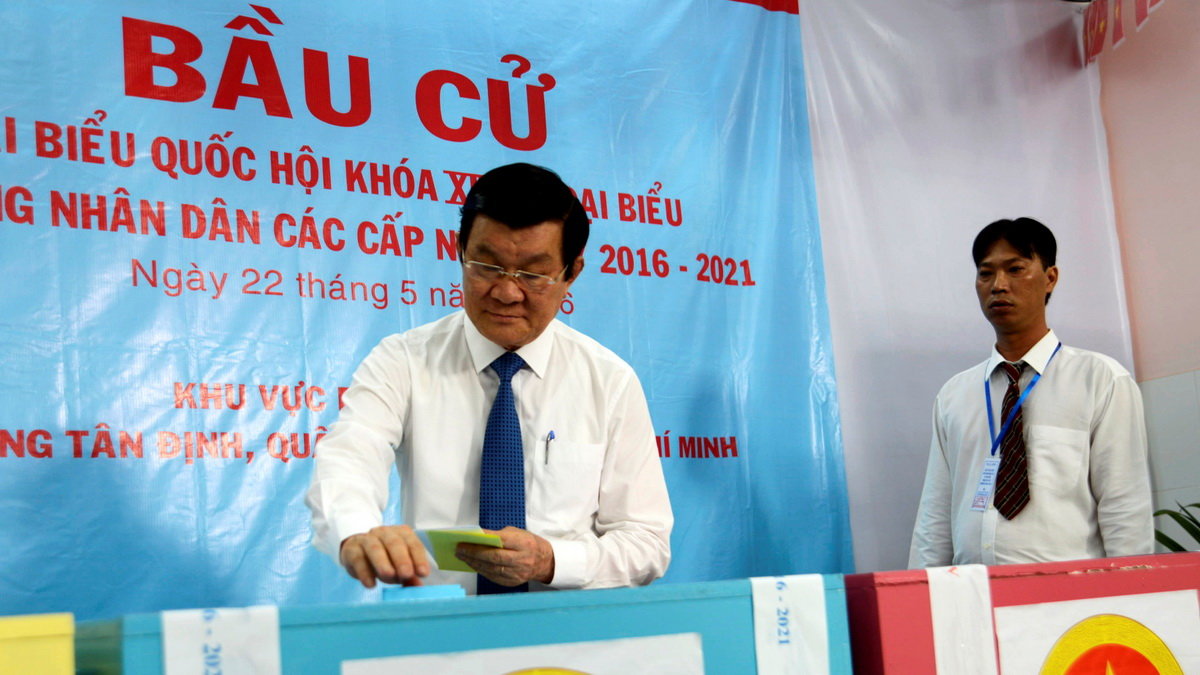 Nguyên chủ tịch nước Trương Tấn Sang bỏ phiến tại điểm bầu cử sáng 22-5 - Ảnh: Duyên Phan