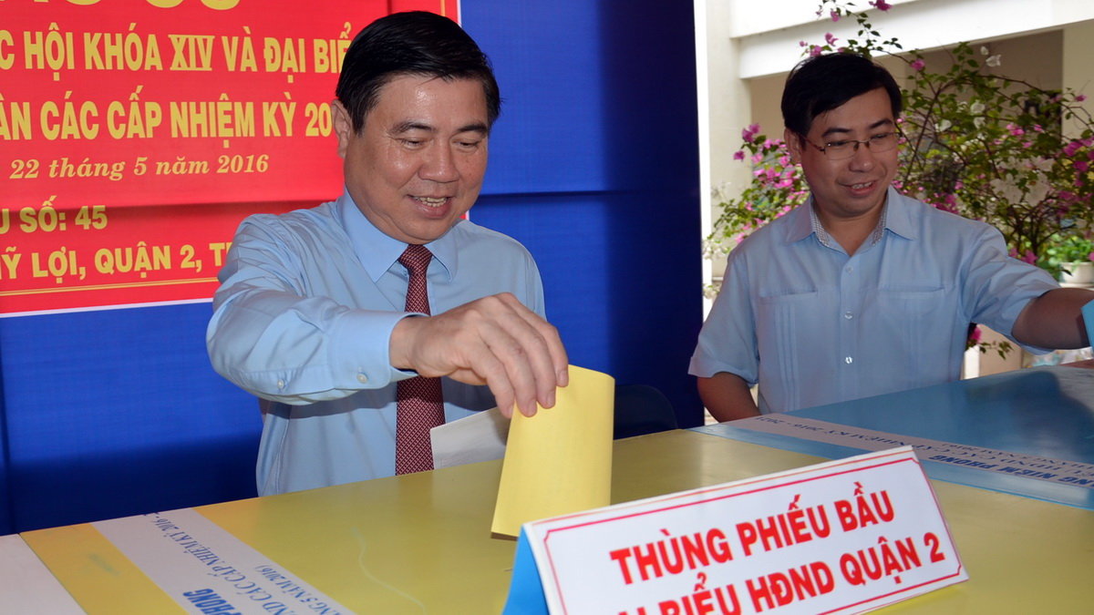 Chủ tịch UBND TP.HCM Nguyễn Thành Phong bỏ phiếu tại phường Thạnh Mỹ Lợi, quận 2 - Ảnh: