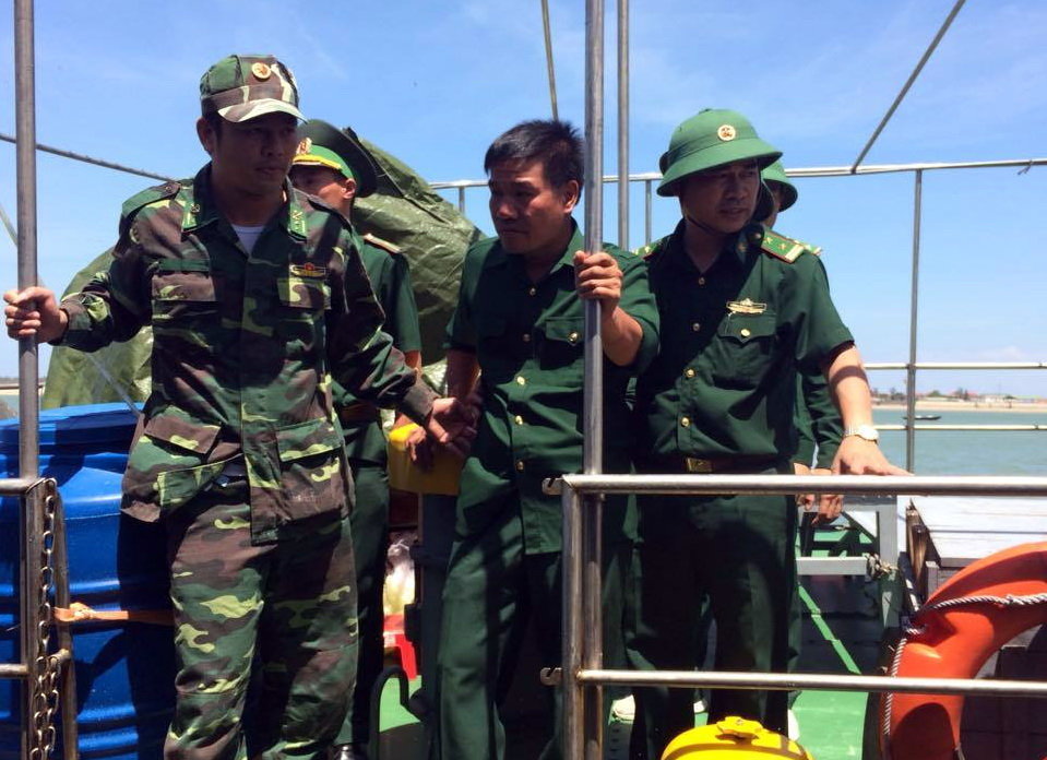 Thiếu tá Cường (giữa) đã bình an sau sự cố rơi máy bay SU 30MK2 - Ảnh: Hồ Văn