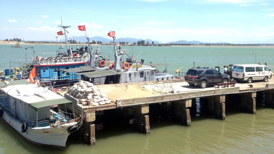 Tàu biên phòng chở phi công Nguyễn Hữu Cường đã cập cảng - Ảnh: Doãn Hòa