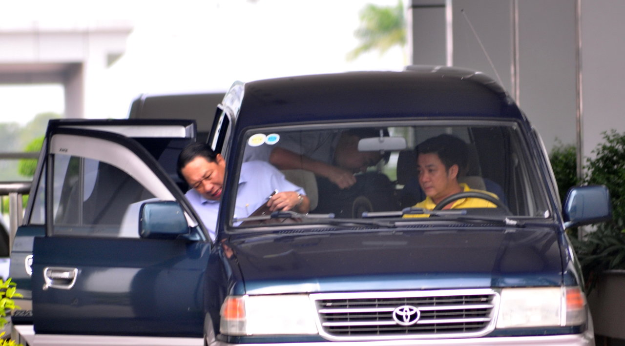 Ông Phan Hòa Bình lên xe cửa trên sau khi làm việc với cơ quan điều tra Bộ Công an tại trụ sở Ban Tổ chức Tỉnh ủy Bà Rịa - Vũng Tàu vào sáng 3-7 - Ảnh: Đông Hà.