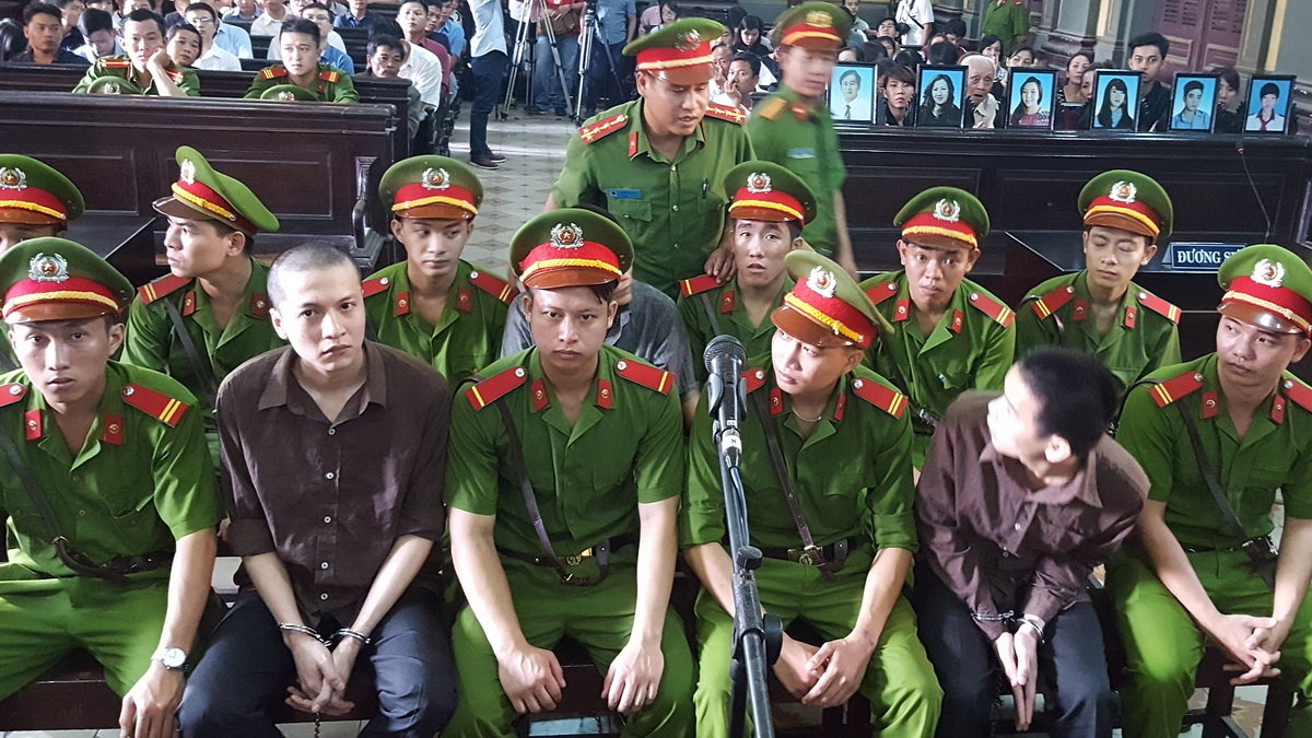 Nguyễn Hải Dương cùng các đồng phạm trước khi phiên xử phúc thẩm bắt đầu - Ảnh: H.Điệp