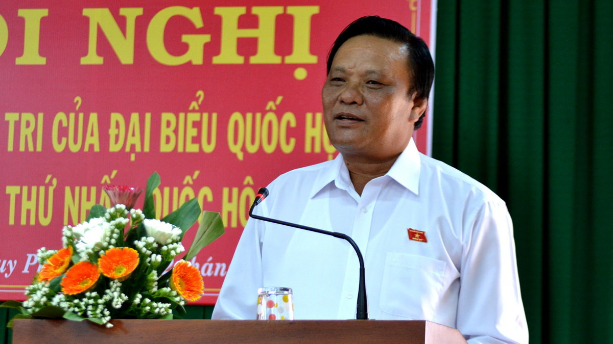 Ông Lê Kim Toàn chủ động báo cáo với cử tri huyện Tuy Phước về việc học tiến sĩ ở Philippines và bằng cấp, chứng chỉ của ông - Ảnh: DUY THANH